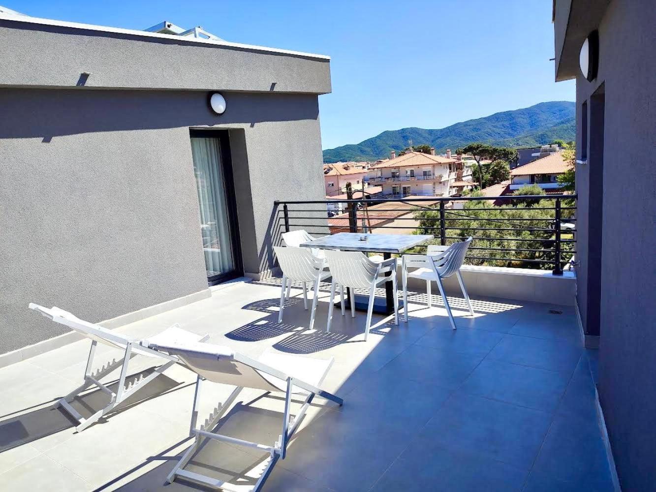Four Shades Luxury Suites Sarti Exterior foto